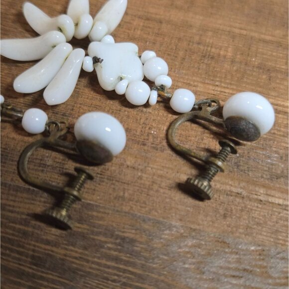 Vtg Art deco 1940s made in JAPAN milk glass screw back earrings - Picture 8 of 10